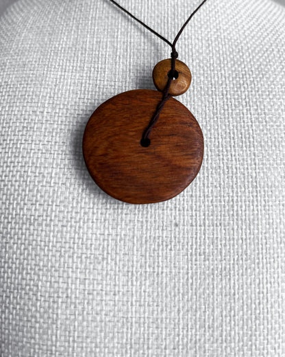 Ifit Wood Flat Gualåfon Necklace