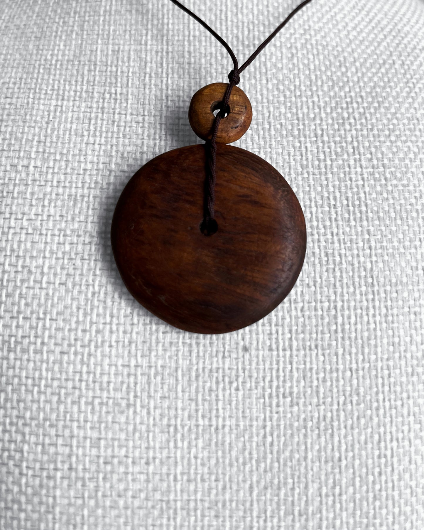 Ifit Wood Flat Gualåfon Necklace